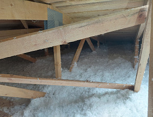 Zateplení stropu novostavby rodinného domu pomocí foukané izolace